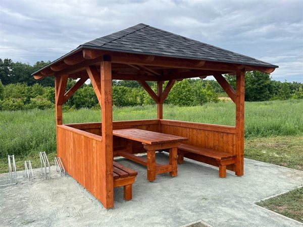 Dřevěná pergola s posezením