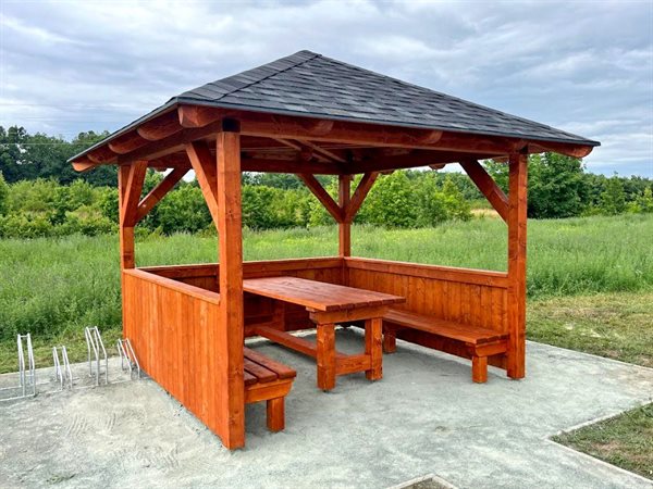 Dřevěná pergola s posezením