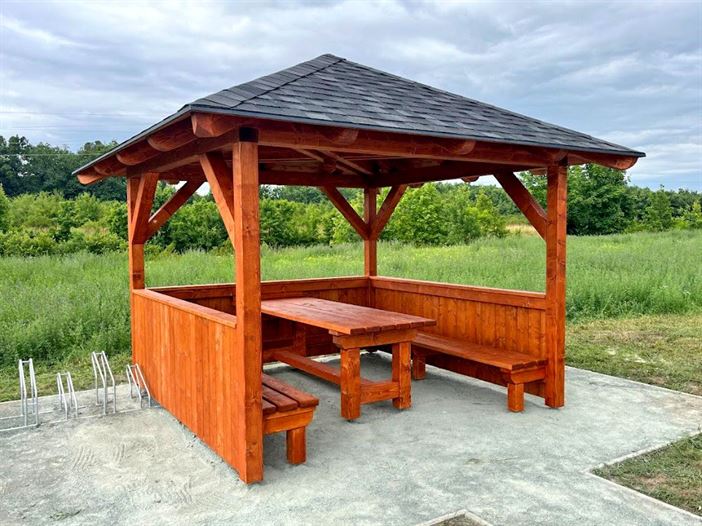 Dřevěná pergola s posezením