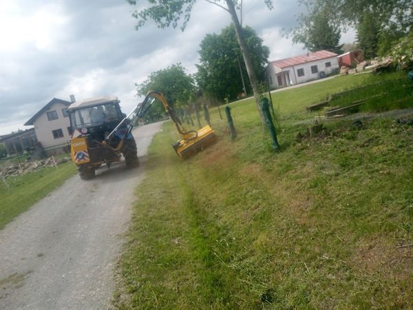 Údržba zeleně - úklid porostu traktorem