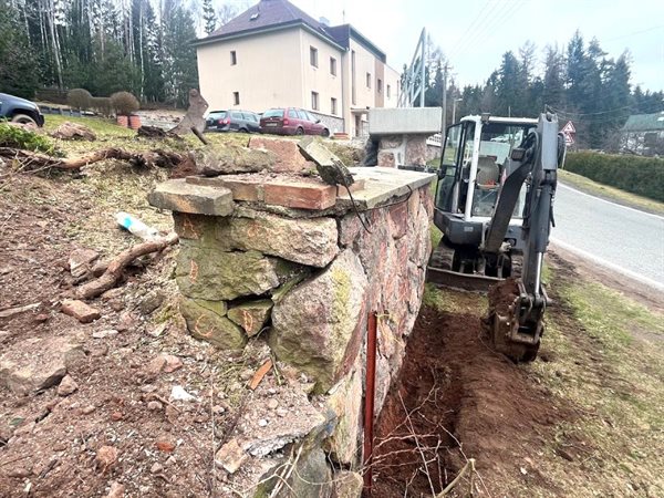 Údržba zeleně - úklid porostu traktorem